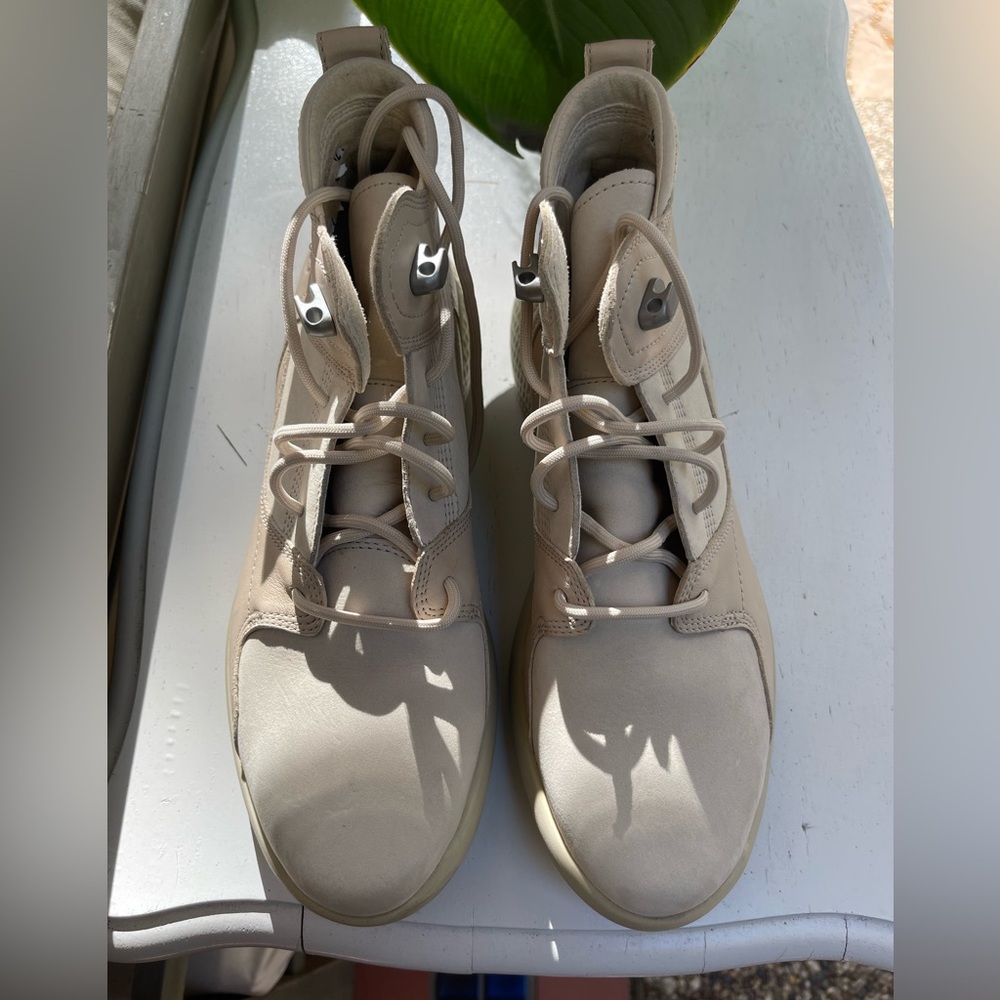 Timberland Women’s Flyroam Hiker Size 10